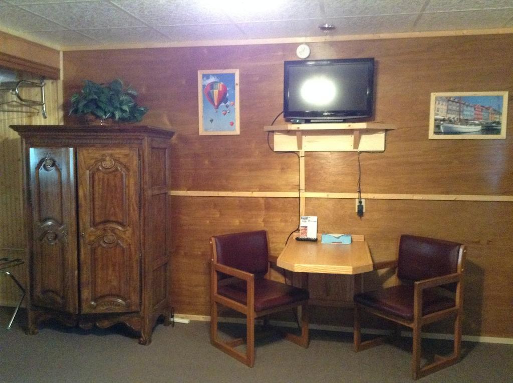 Vindel Motel - Mackinaw City Buitenkant foto